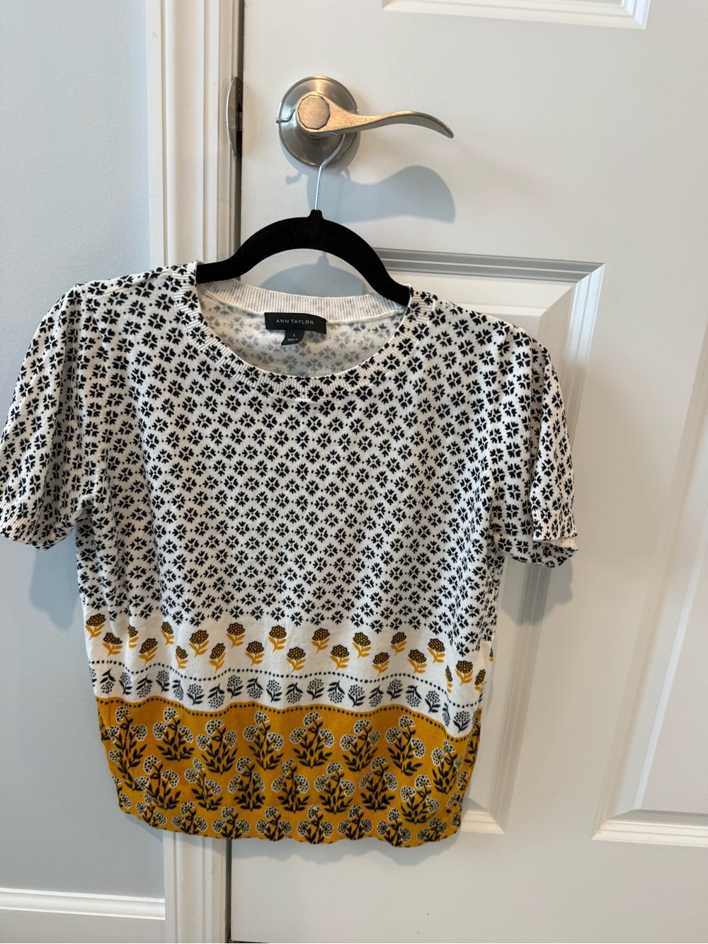 Ann Taylor Floral T Shirt Sweater Size Small